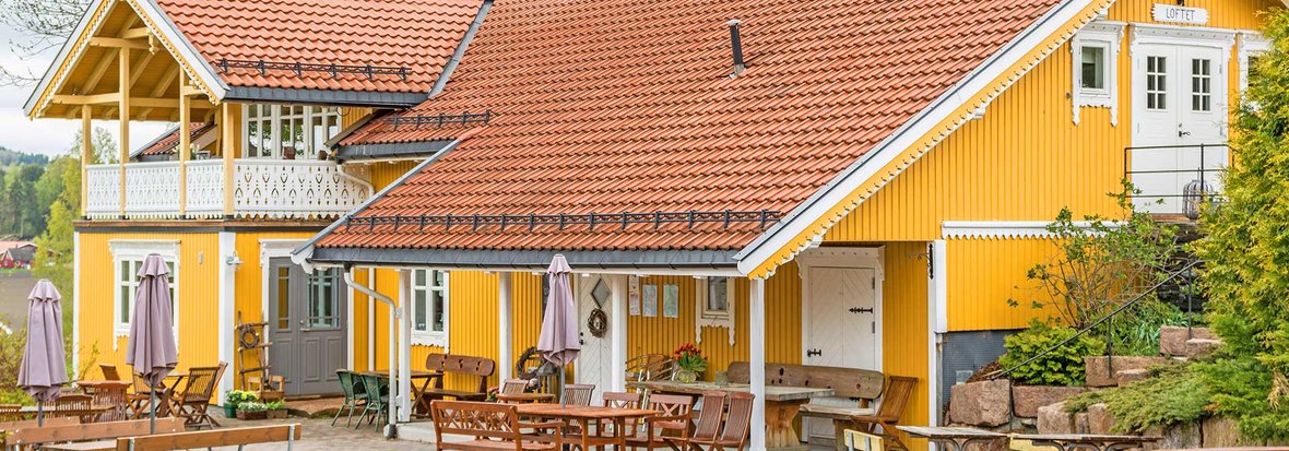 Uteområdet til Bryggerhuset på Frøtvedt gård, kafé og bakeri på Åros i Asker.